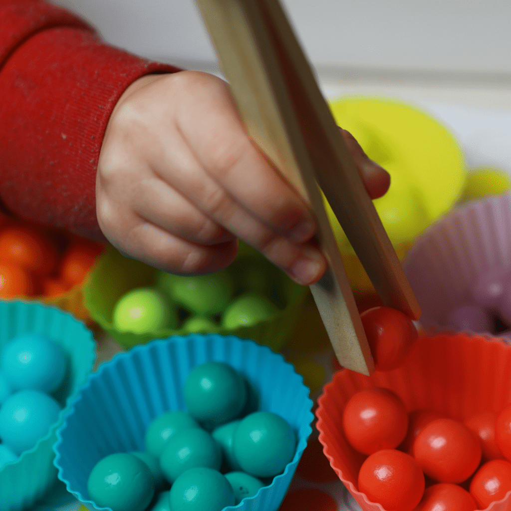 DESARROLLO INFANTIL: PROS DE LA MOTRICIDAD FINA Y GRUESA