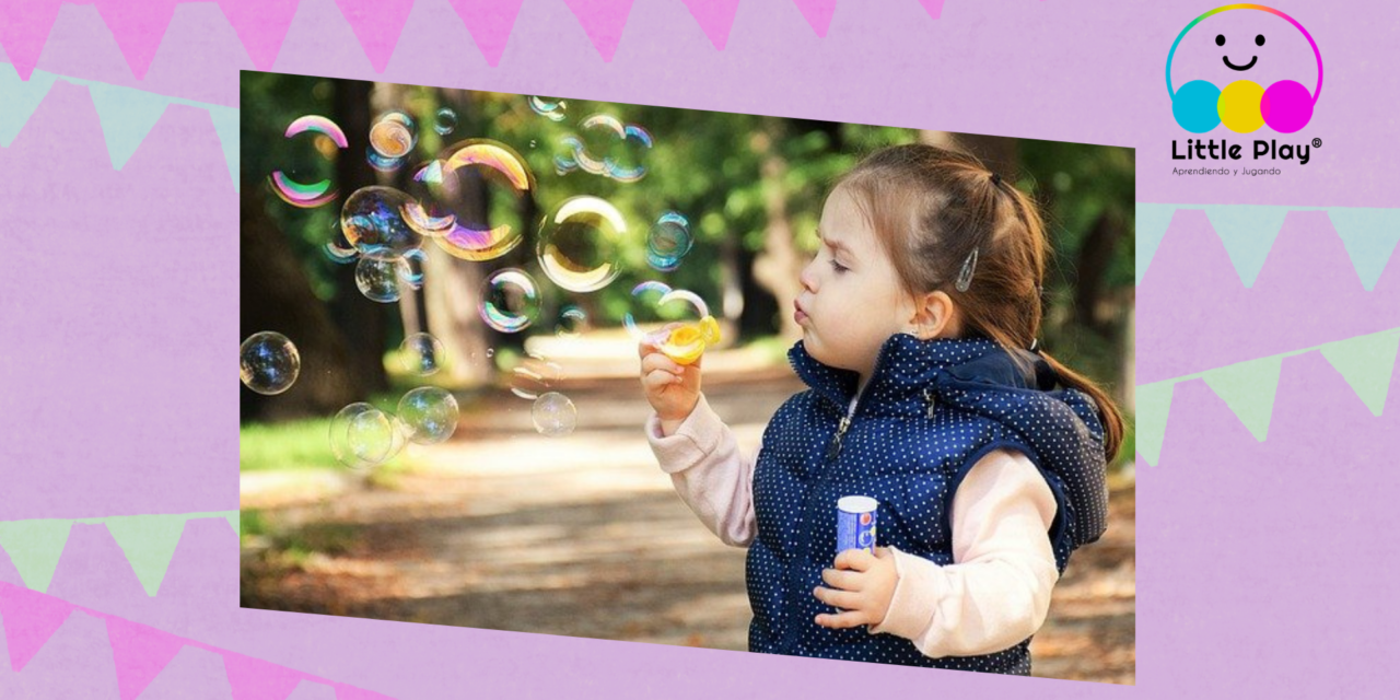 niña soplando burbujas en el parque, beneficios del juego