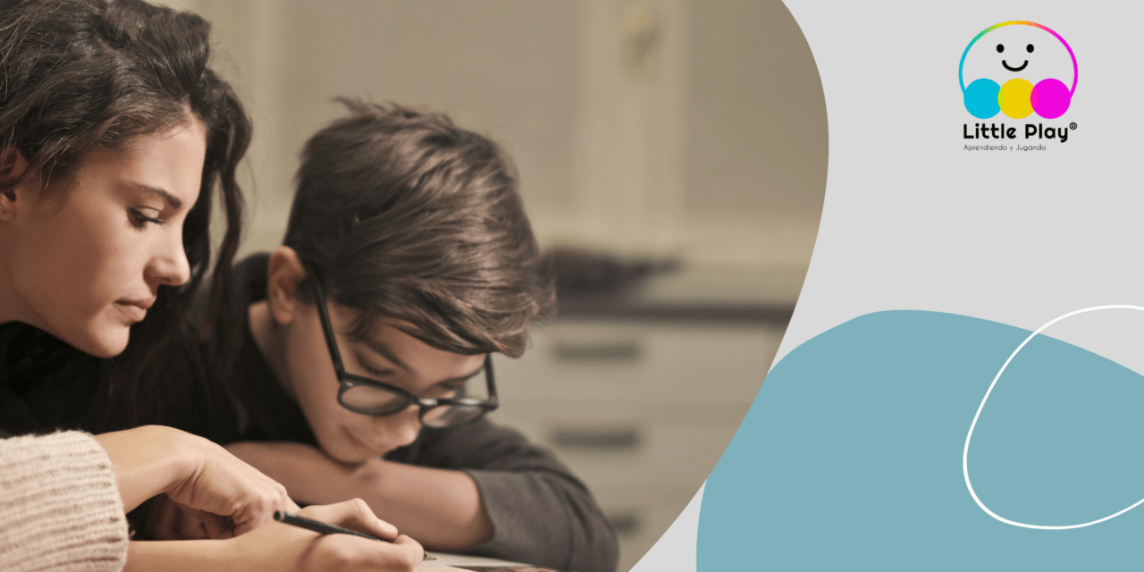 niños no quieren hacer su tarea, mamá ayudando