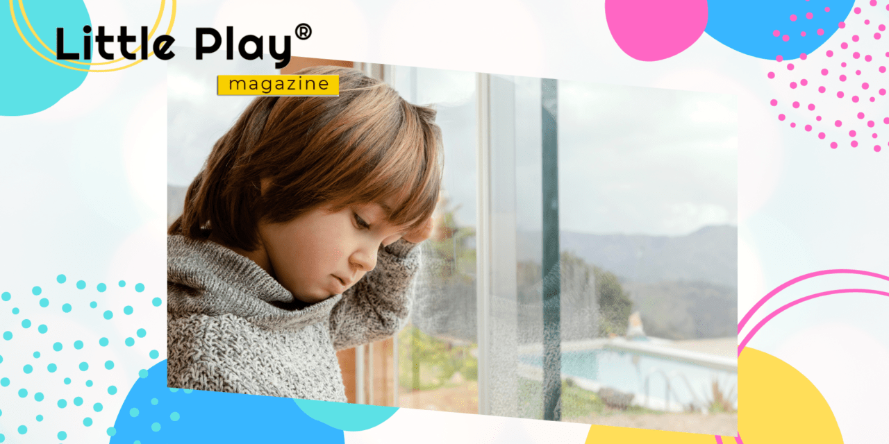 depresión infantil, niño triste mirando por la ventana